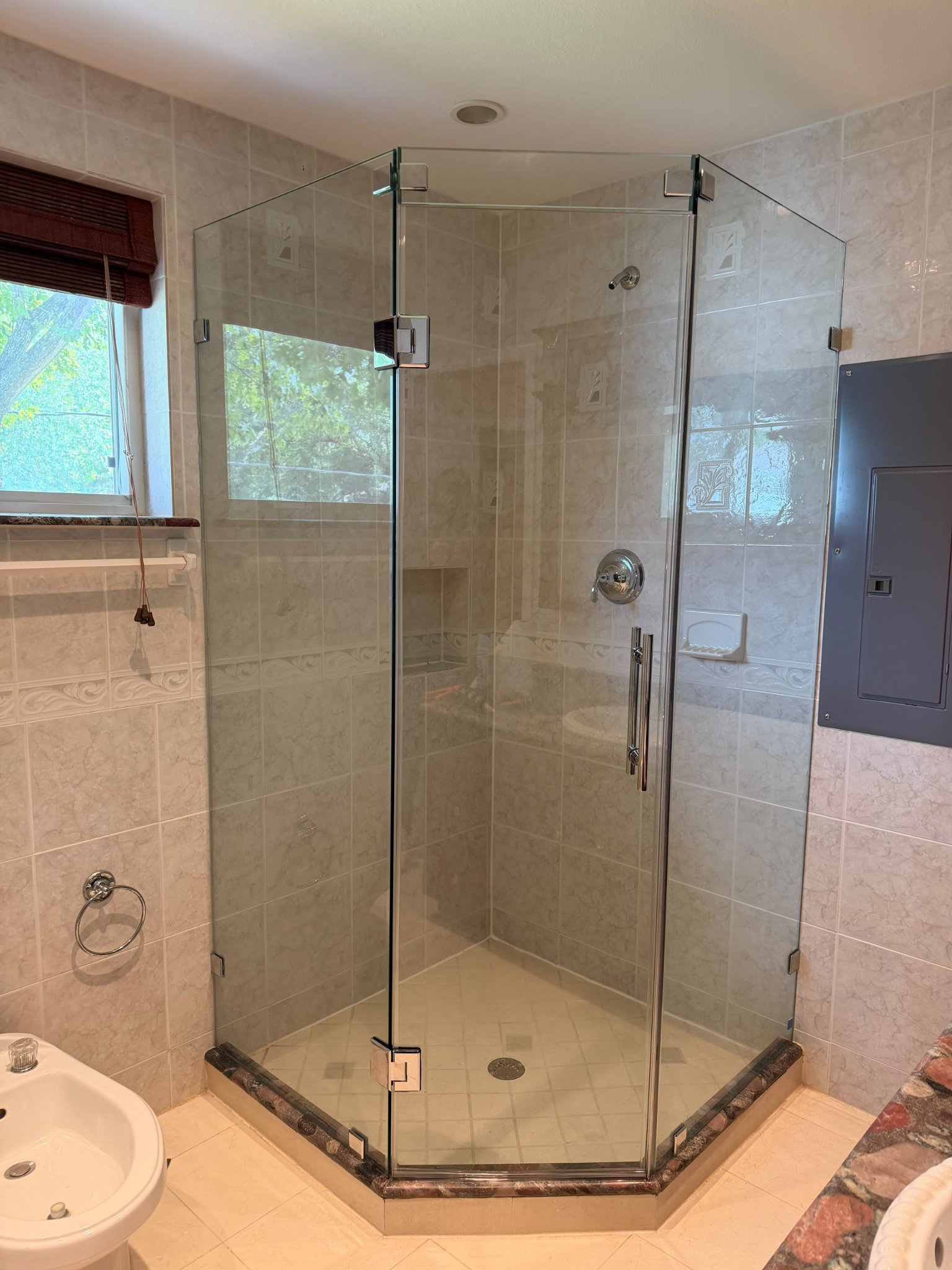 Glas Plus 135° neo-angle bathroom example WITH transom: fixed glass panel above the door, with chrome hardware
