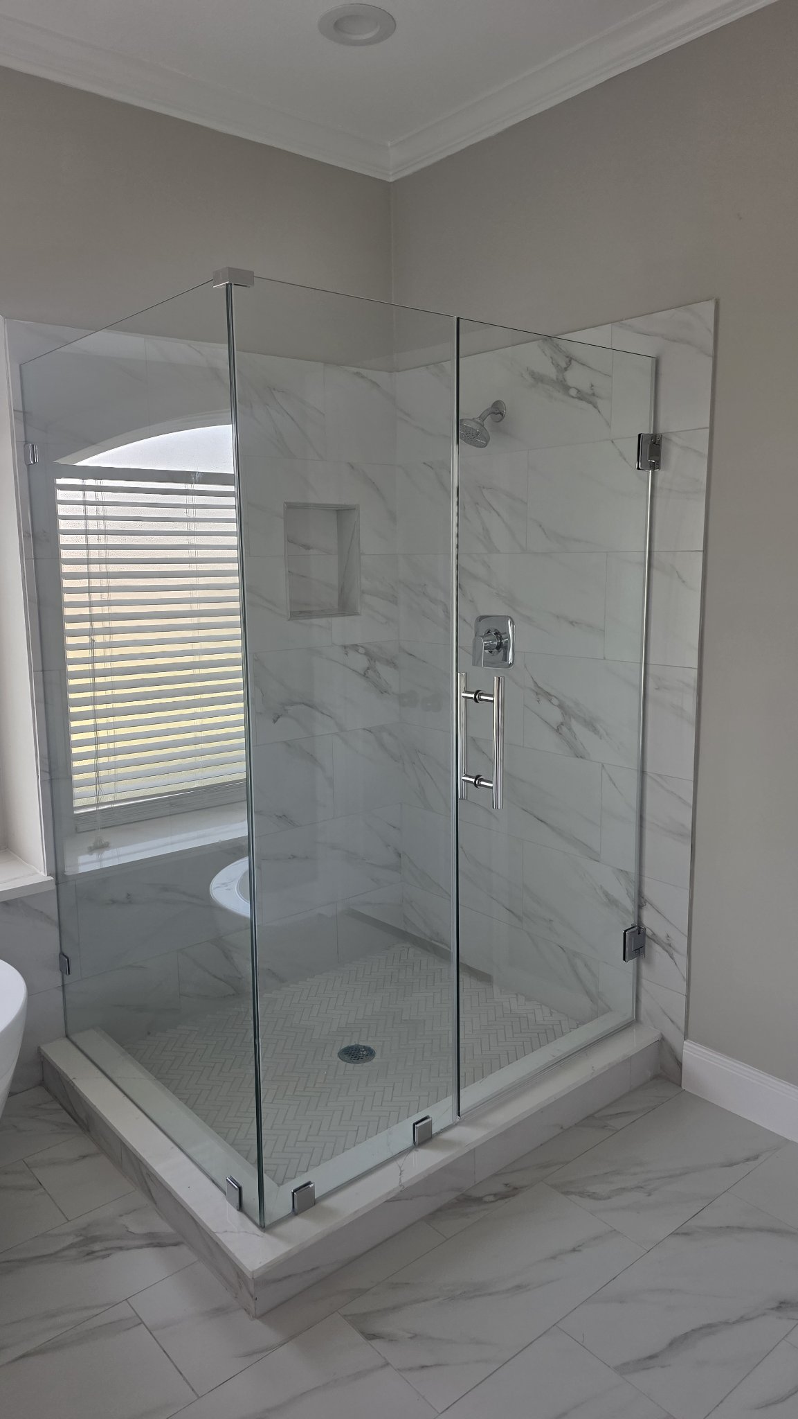 90° angle with no wall or notch bathroom reference photo: regular glass corner shower, with a wall-hinged door and return panel