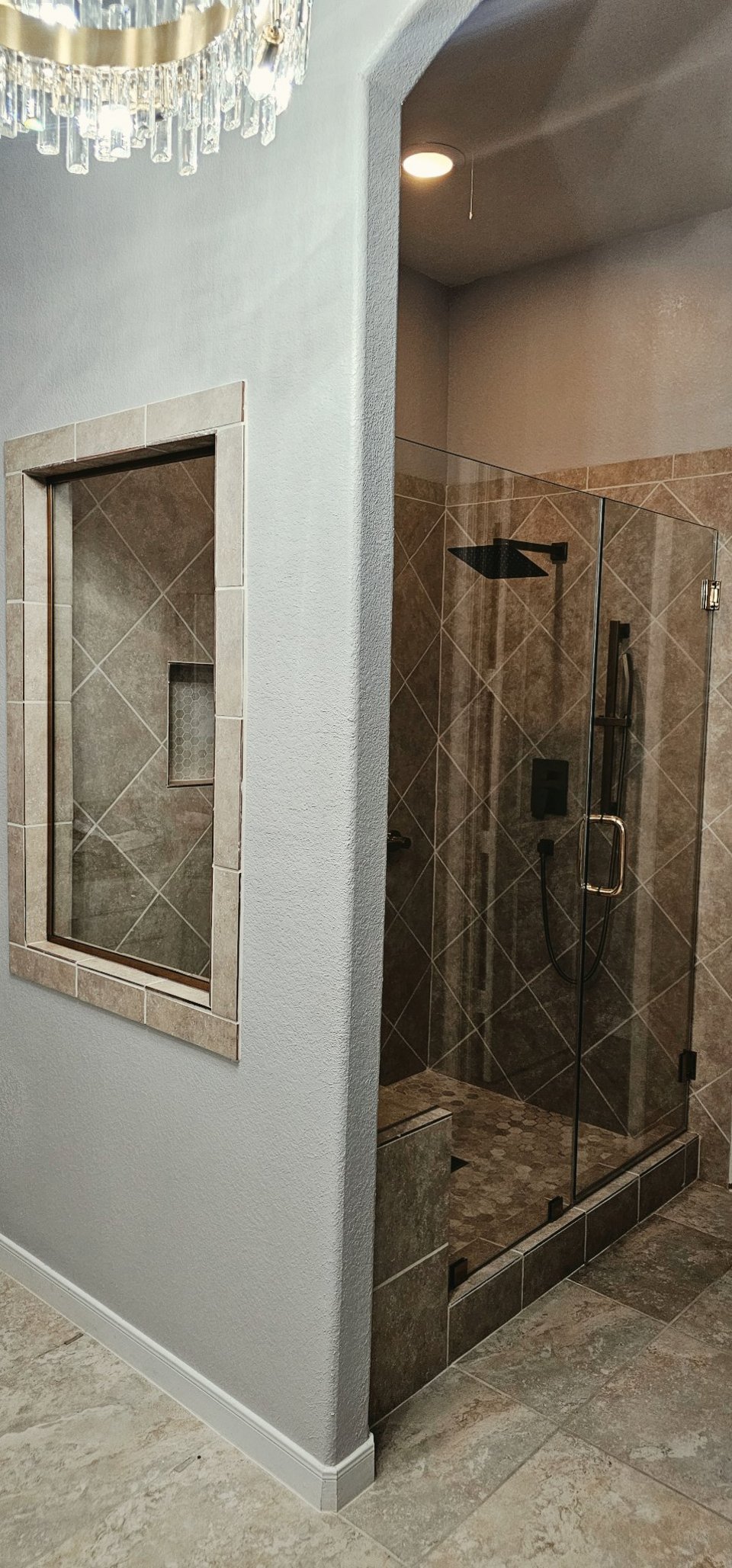 Glas Plus 90° angle over half walls example: colored glass with black hardware and a tile bench inside the shower