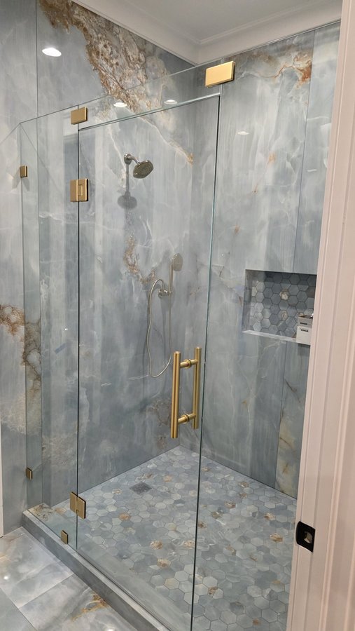 Glas Plus hinged door with side panels WITHOUT top bar example: the panels use clips on top, no bar, with brush gold hardware