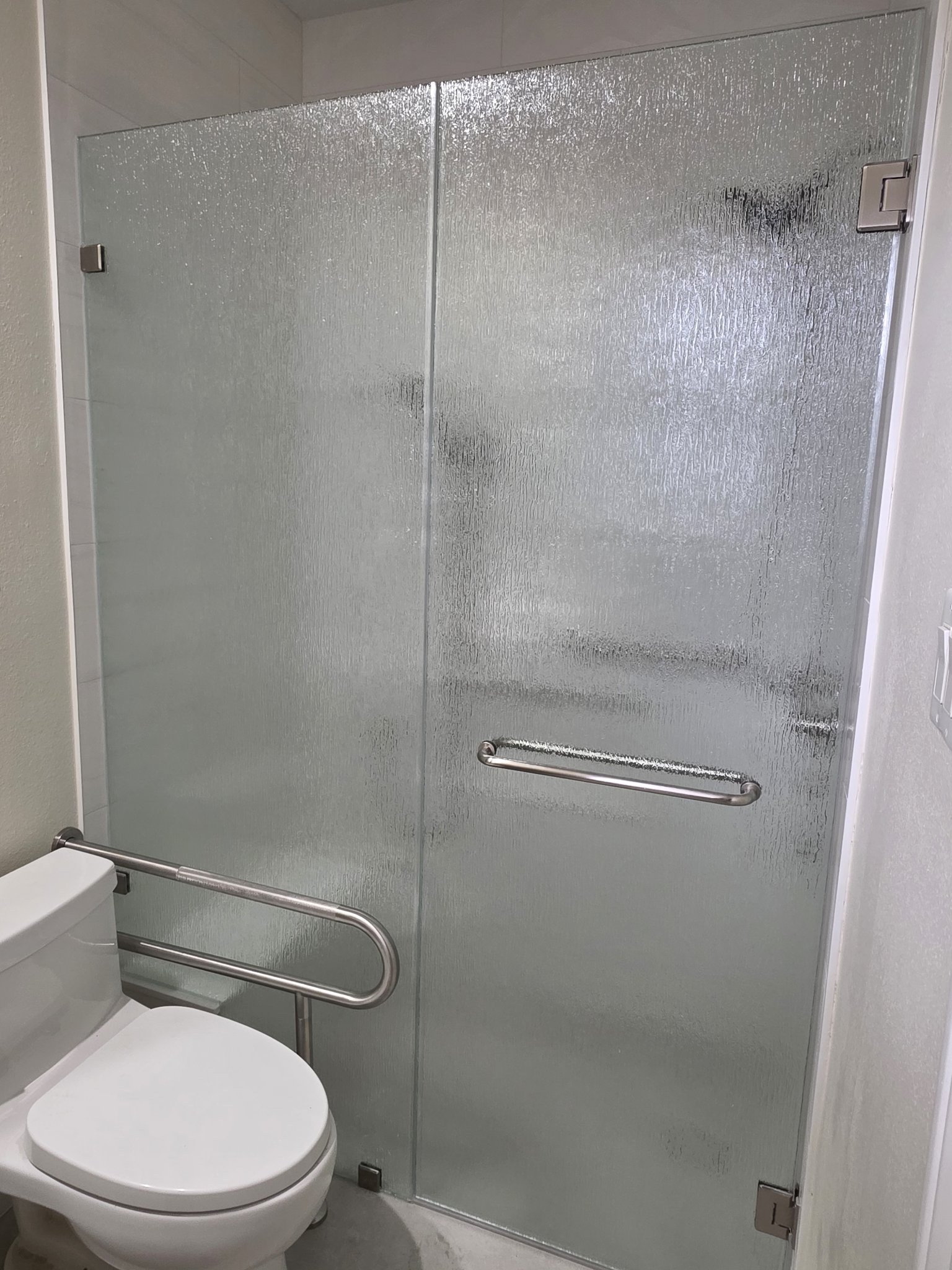Hinged door with Rain glass (rain texture), fixed panel and brushed nickel towel bar