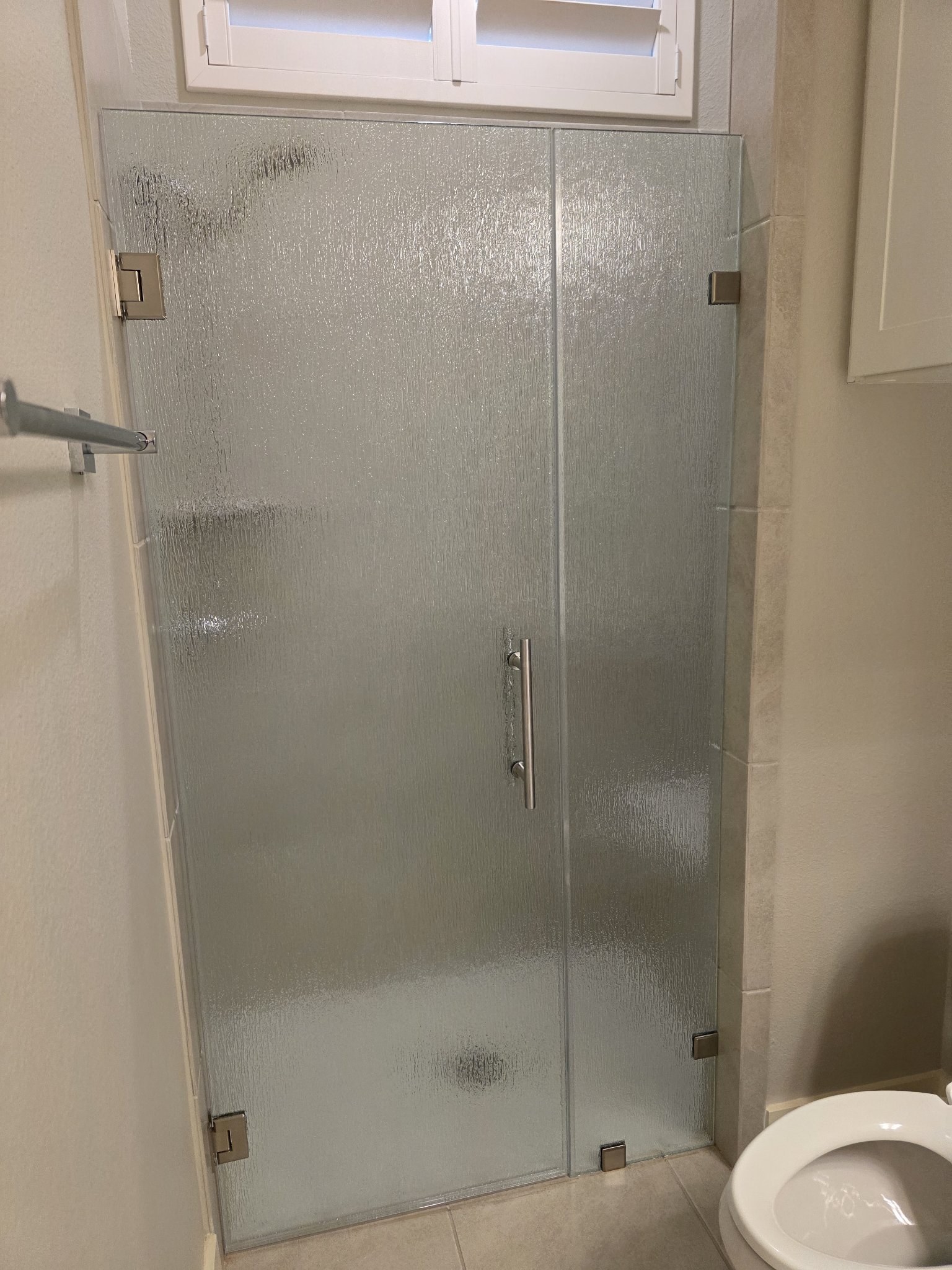 Wall-hinged door with Rain glass (rain texture) and fixed panel, with nickel hardware