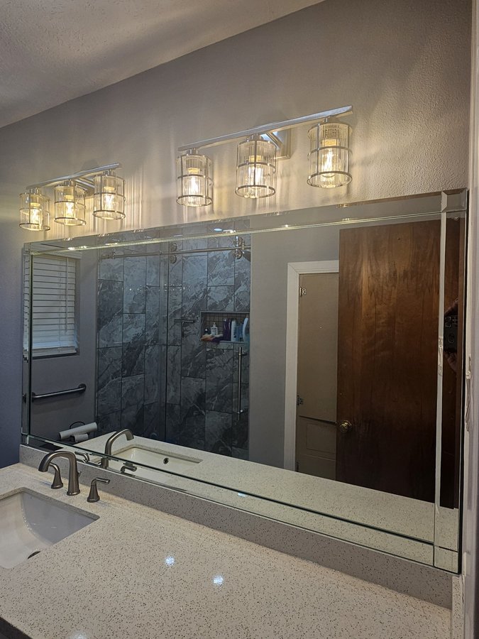 Glas Plus mirrors example: beveled mirror with a crystal finish over a vanity