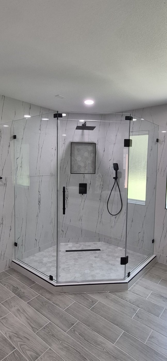 Glas Plus job: 135° neo-angle with black hardware