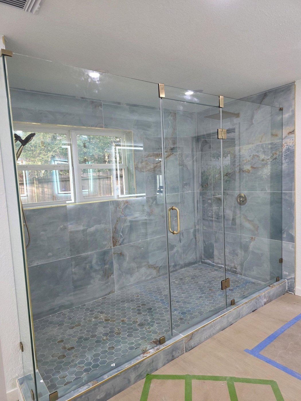 Glas Plus job: 90° angle with transom and gold hardware