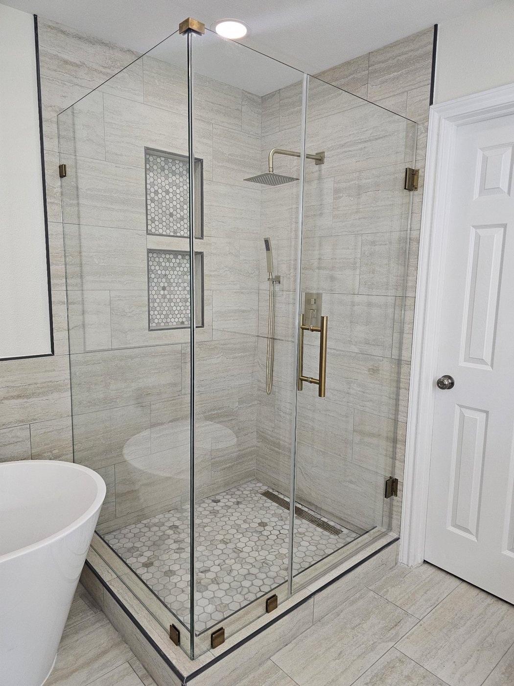Glas Plus job: 90° angle with gold hardware