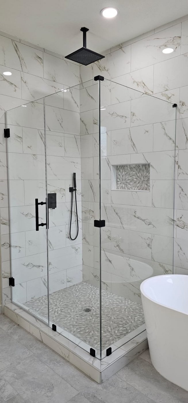 Glas Plus job: 90° angle with black hardware