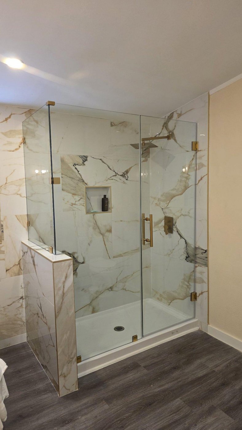 Glas Plus job: 90° angle over a wall with gold hardware