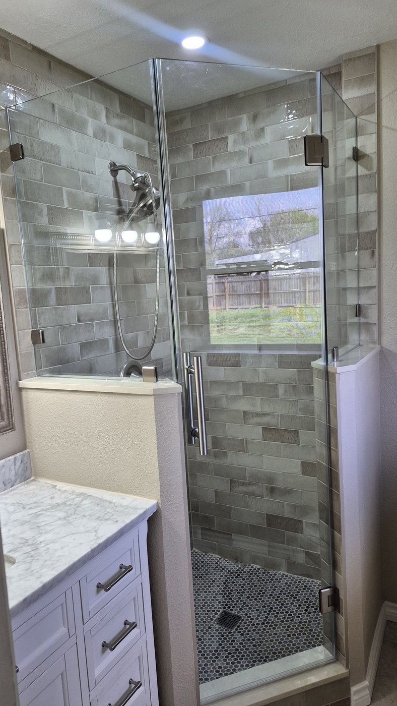Glas Plus job: 90° angle with glass mounted on a wall
