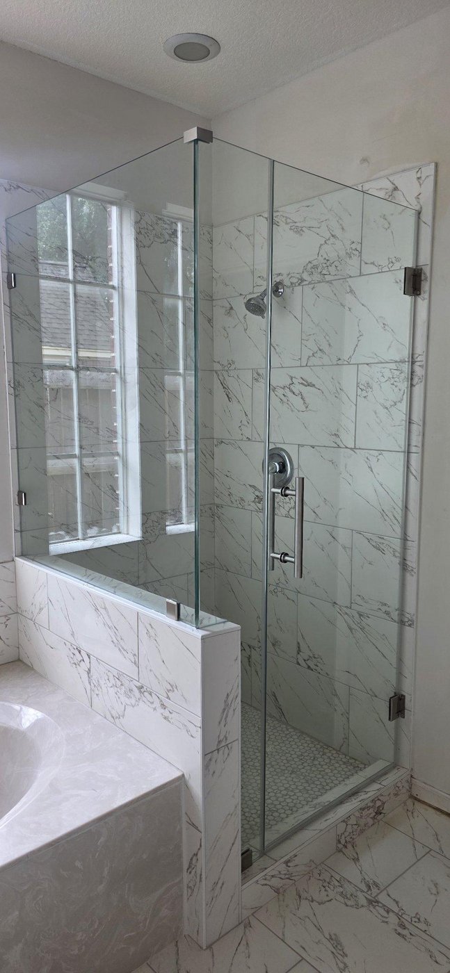 Glas Plus job: 90° angle with glass mounted on a wall