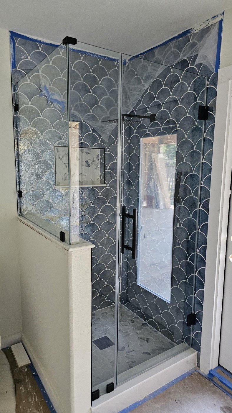 Glas Plus job: 90° angle with a glass panel over a wall and black hardware