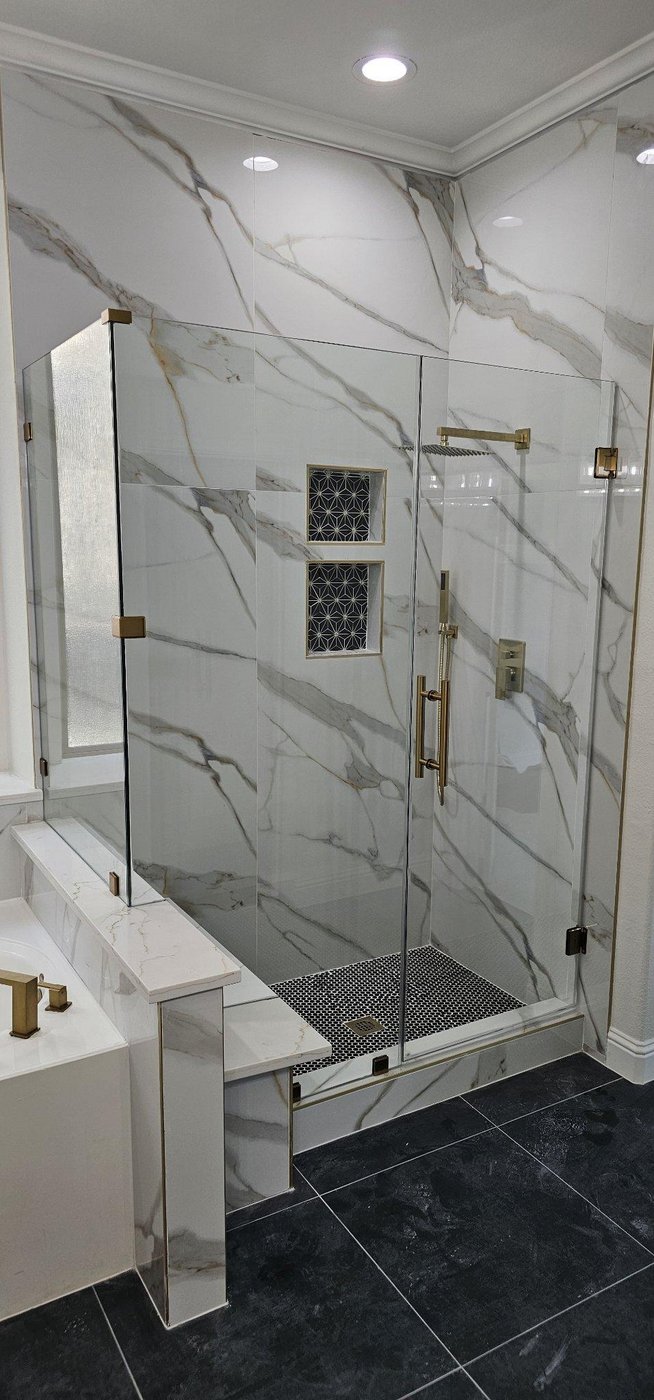 Glas Plus job: 90° angle with a glass panel over a wall next to the tub and gold hardware