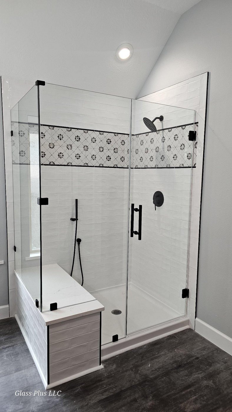 Glas Plus job: 90° angle with a glass panel over a bench or wall and black hardware