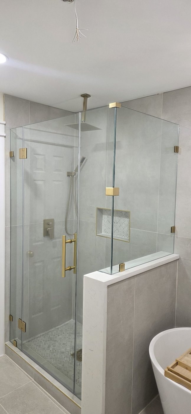 Glas Plus job: 90° angle with a glass return over a wall and gold hardware