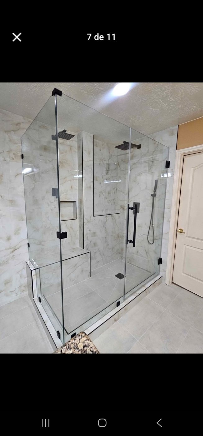 Glas Plus job: 90° angle with glass over a wall and black hardware