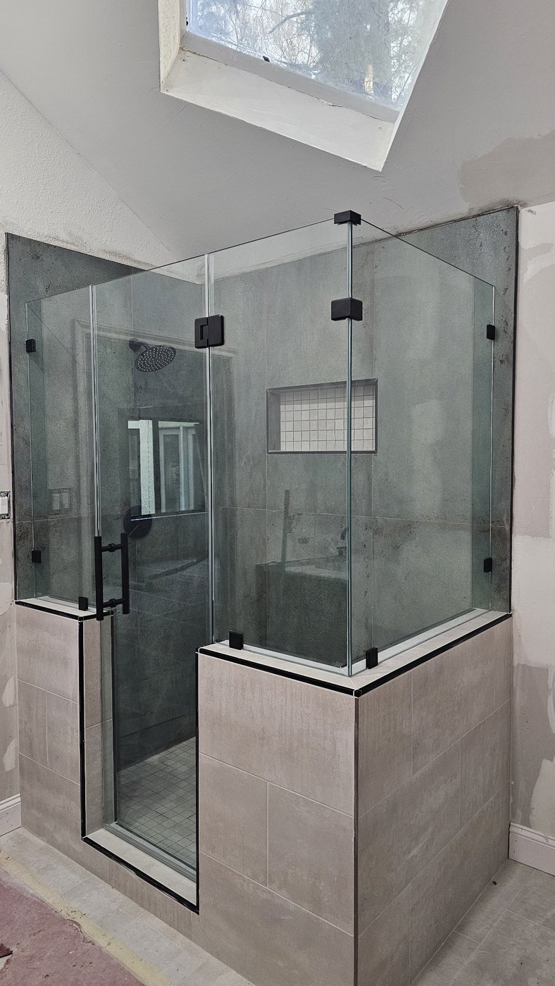 Glas Plus job: 90° angle with glass over walls and black hardware