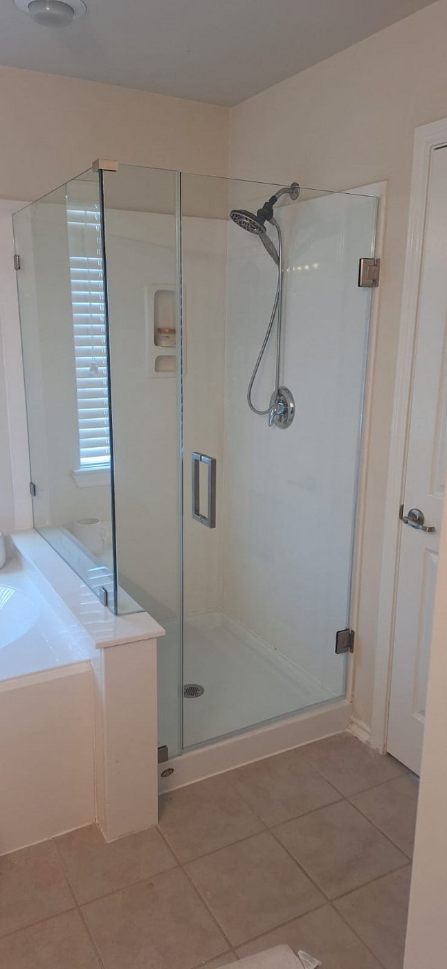 Glas Plus job: 90° angle with glass over a wall, next to the tub