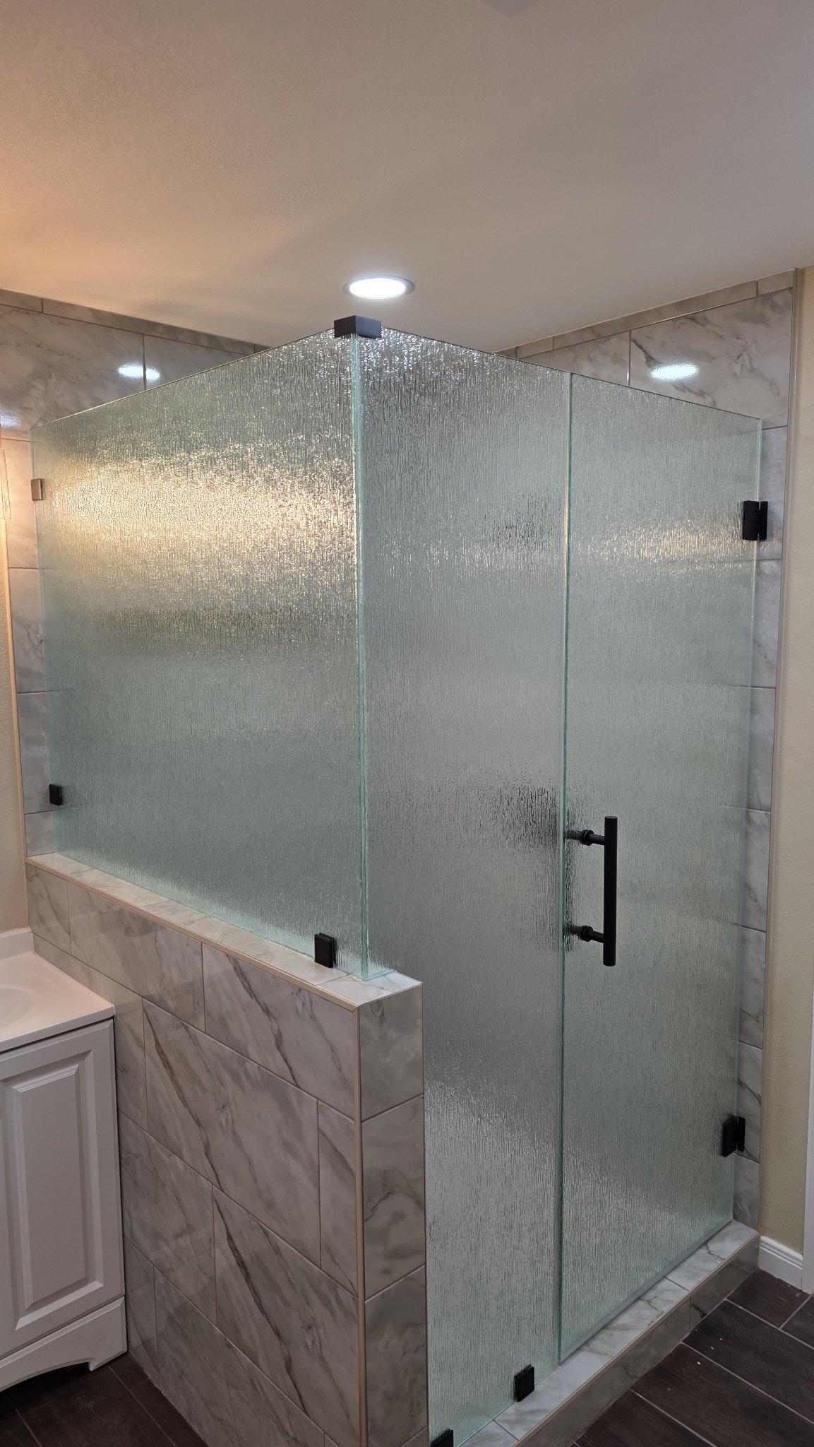 Glas Plus job: 90° angle shower with Rain glass (rain texture) over a wall and black hardware