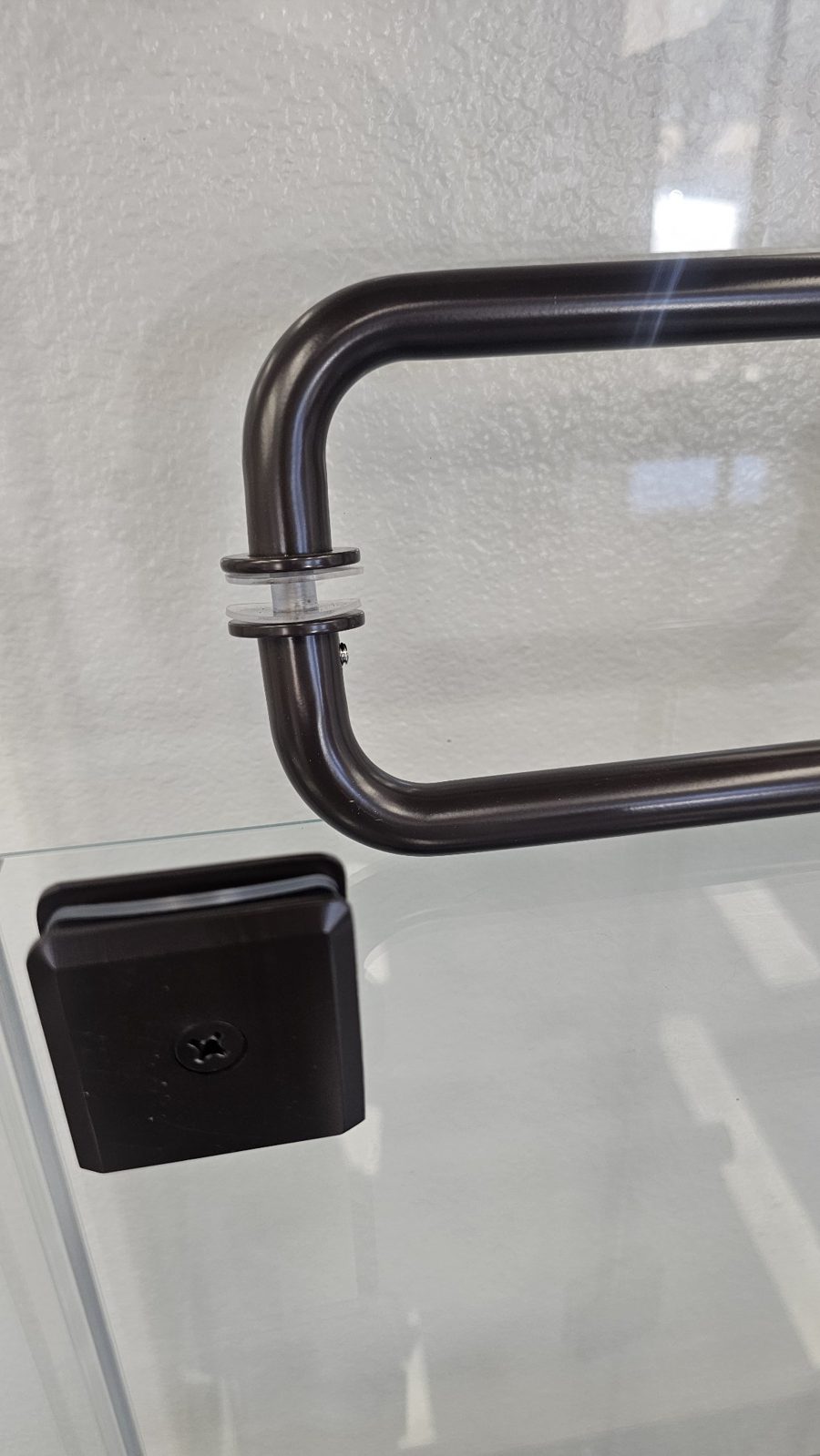 Glas Plus dark bronze handle and clip mounted on a display glass