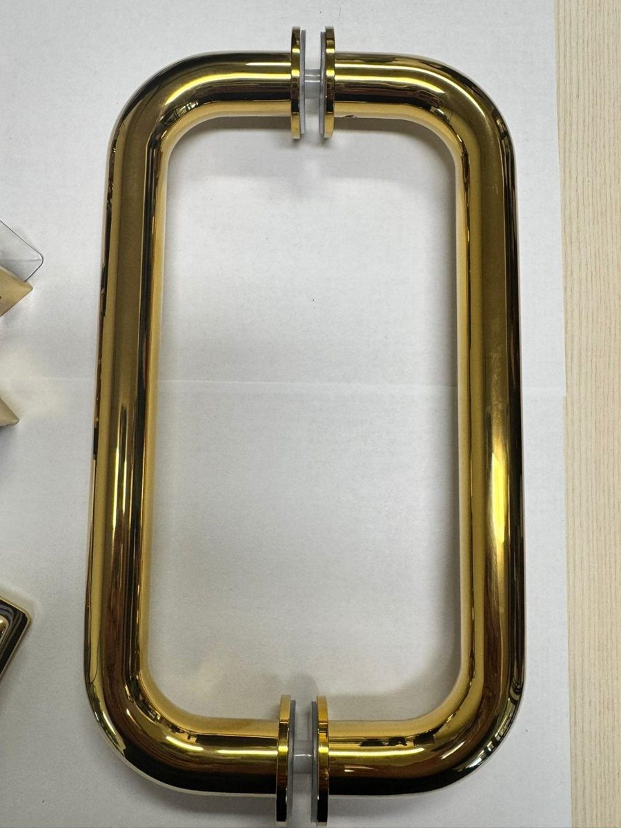 Glas Plus D-handle in polished gold on a white background