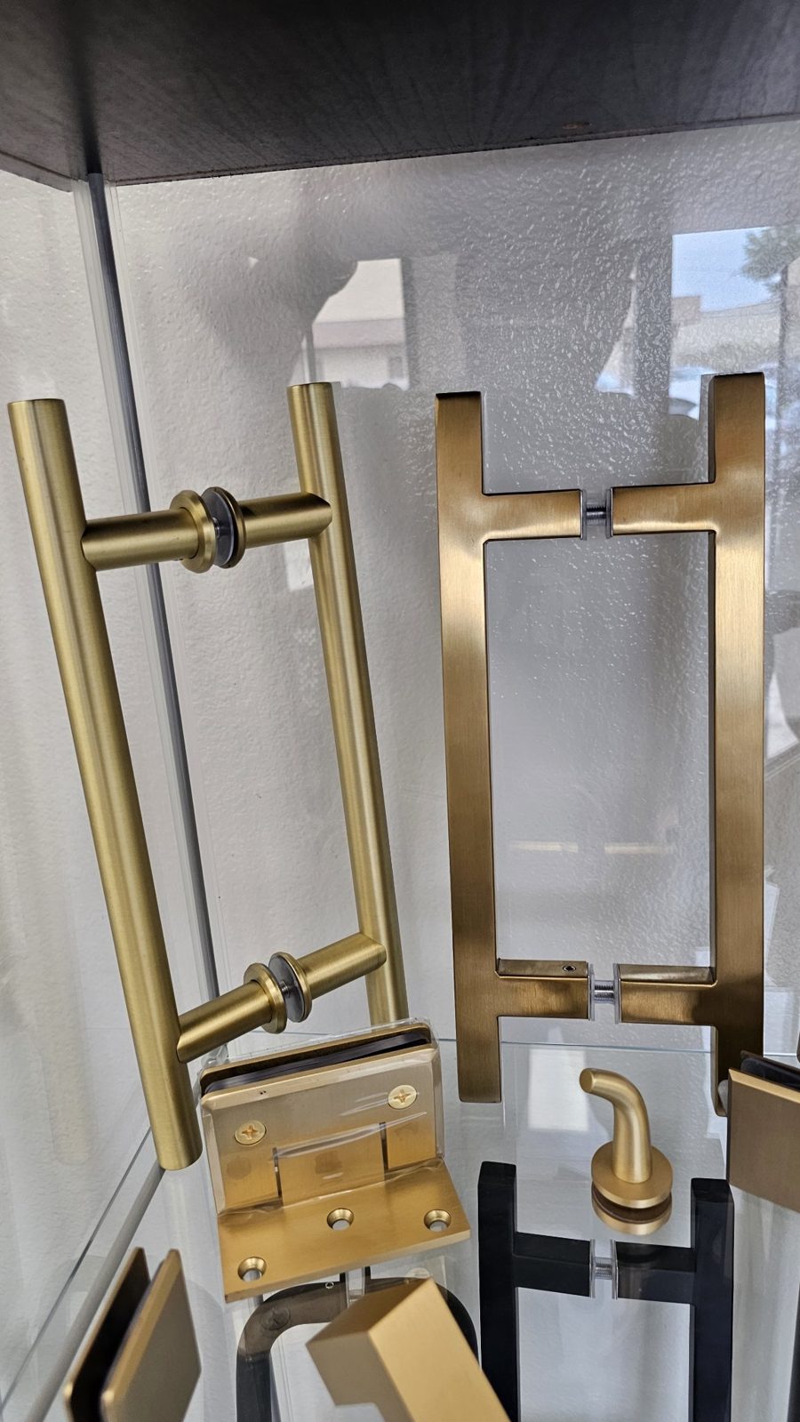 Glas Plus brush gold hardware set in a display case: handles and hinges in brushed gold