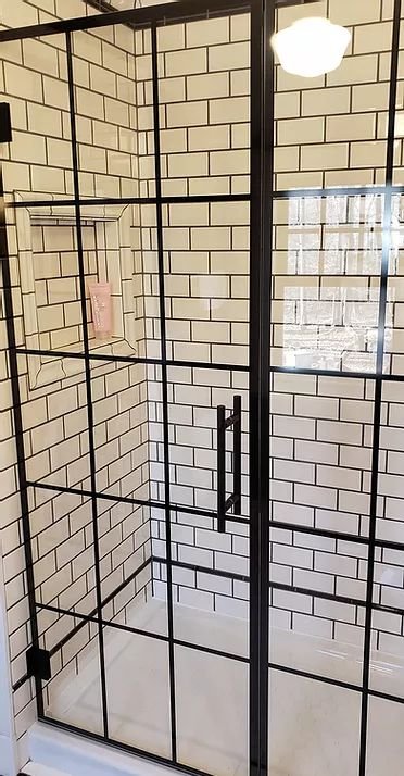 Glas Plus job: industrial style in a straight line with black frame and grid, in a subway tile shower