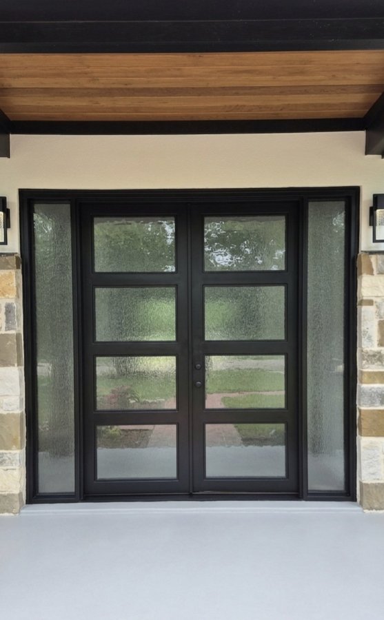 Glas Plus storefront example: black-frame entrance double doors with textured glass and fixed side panels