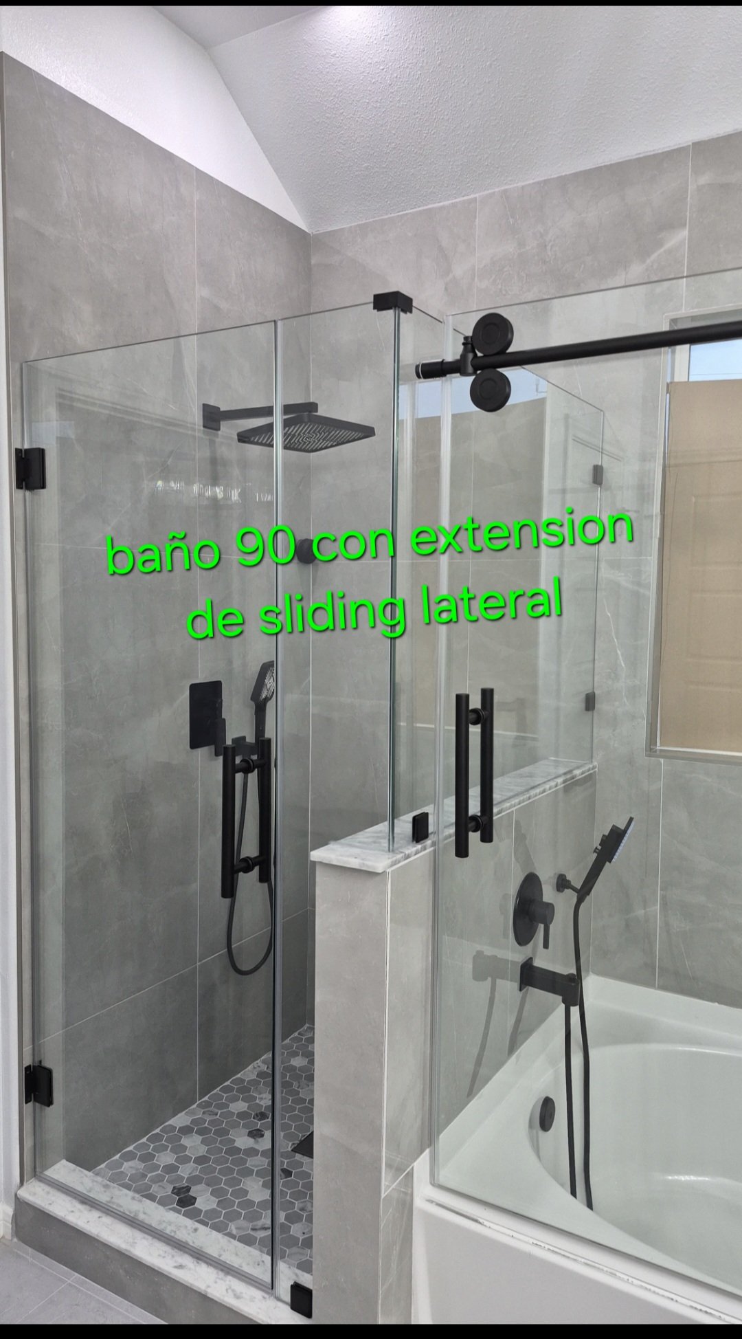 Glas Plus job annotated by the installer: 90° bathroom with a side sliding extension; hinged door and side sliding panel over the tub, matte black hardware, with the green text «baño 90 con extension de sliding lateral»