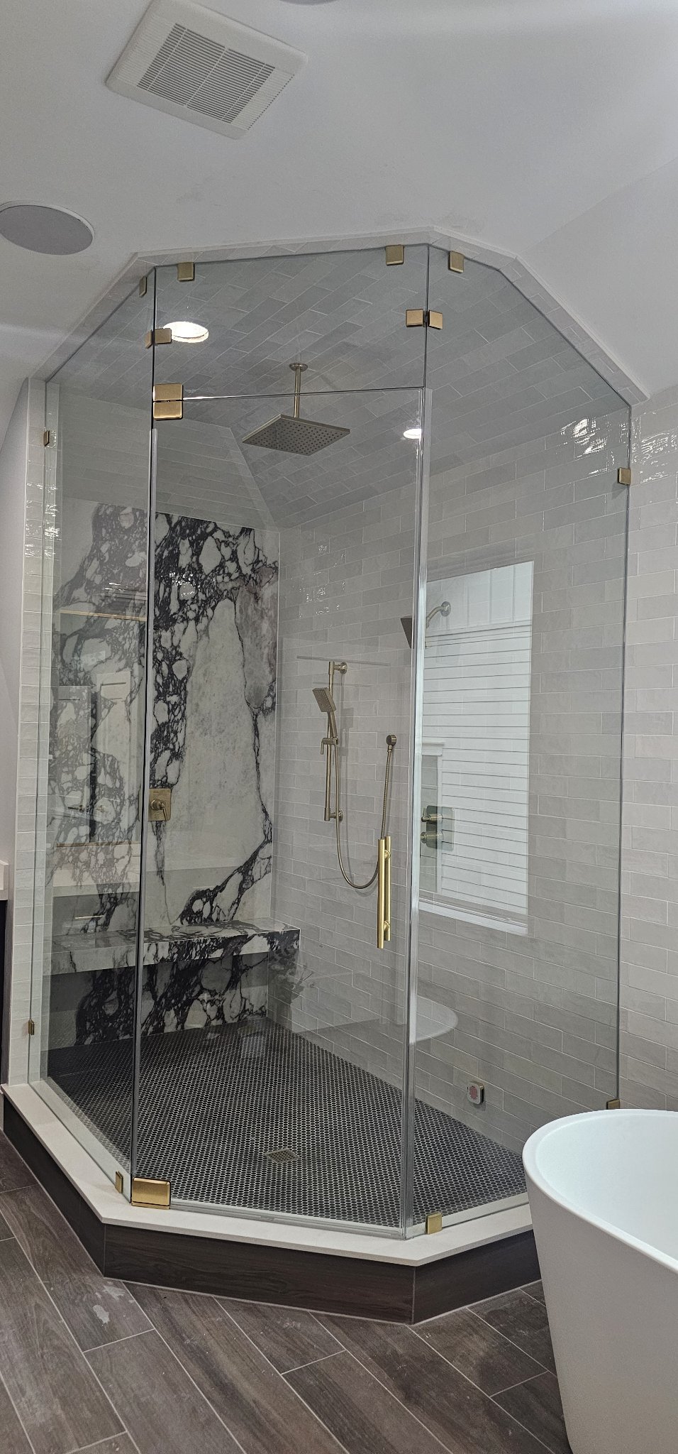Glas Plus steam shower example: steam shower with glass up to the ceiling, gold hardware, marble wall and bench